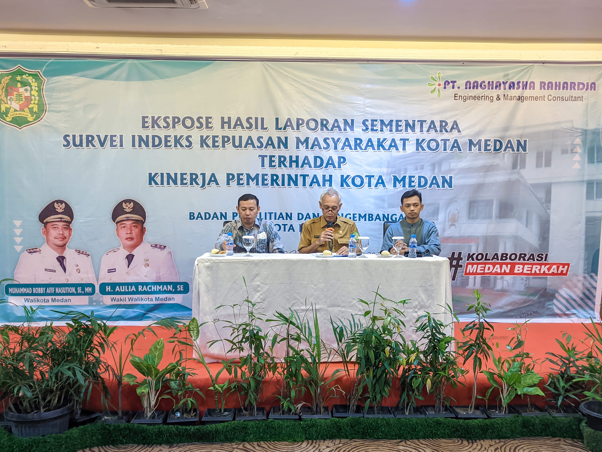 Kepala Balitbang Kota Medan (Ir. Irwan Ritonga, M.Si) memimpin acara Ekspose Hasil Laporan Antara Survei Indeks Kepuasan Masyarakat (IKM) di Hotel Grand Kanaya Medan